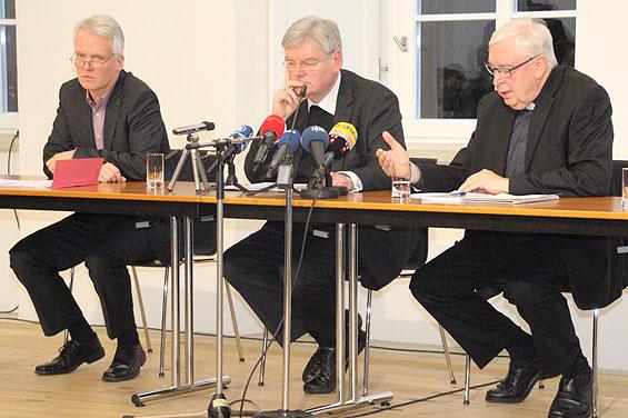 Beziehen Stellung zur den Anschuldigungen des WDR-Berichtes (v.l.n.r.): Kirchenrechtler Dr. Markus Guttler, Weihbischof Heinz-Gunter-Bongartz, Bischof Norbert Trelle
