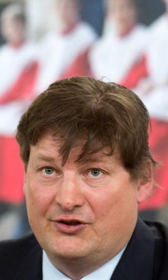 Rechtsanwalt Ulrich Weber legte den Bericht zu Ubergriffen bei den Regensburger Domspatzen vor.