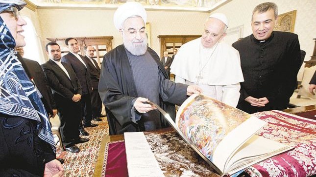 El presidente irani, Hasan Rohani, y Papa Francisco intercambian regalos durante su encuentro en la Ciudad del Vaticano.