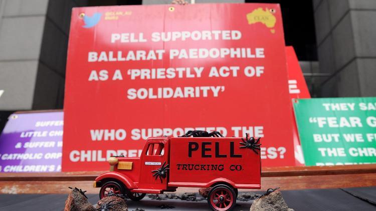 Carteles de protesta se colocaron fuera de la Real Comision para la Respuesta Institucional a los casos de abusos sexuales en Sydney, Australia, el pasado 5 de febrero. (Los Angeles Times)