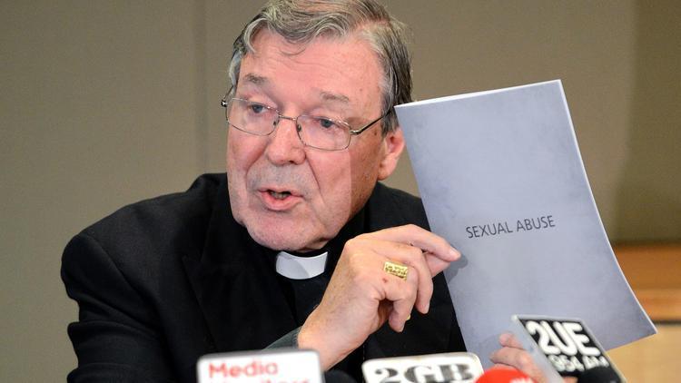 Una foto de archivo tomada en 2012 muestra al cardenal de Australia George Pell con la respuesta de la arquidiocesis catolica a los abusos sexuales, durante una conferencia de prensa realizada en Sidney. (Roslan Rahman / AFP/Getty Images)