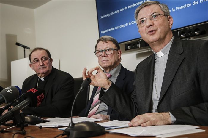 Bisschop Bonny (Antwerpen) spreekt tijdens een persconferentie van de kerkelijke commissie ter preventie van misbruik op 22-2-2016 in Brussel (BELGA)