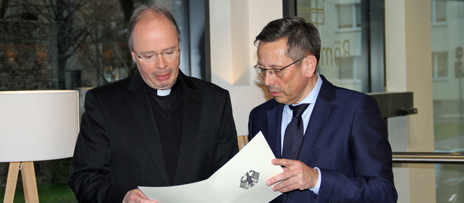 Die Missbrauchsbeauftragten der Deutschen Bischofskonforenz und der Bundesregierung, Bischof Stepfan Ackermann (l.) und Johannes-Wilhelm Rorig, haben eine gemeinsame Erklarung unterzeichnet, mit der Kinder in katholischen Einrichtungen noch besser vor sexuellen Ubergriffen geschutzt werden sollen.