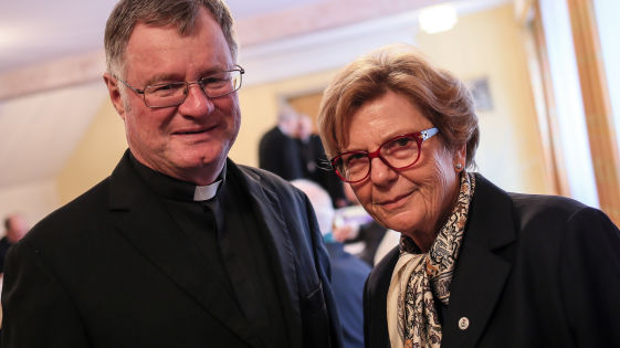 Klasnic mit Bischof Manfred Scheuer bei der Bischofskonferenz in Linz. Bild: Weihbold