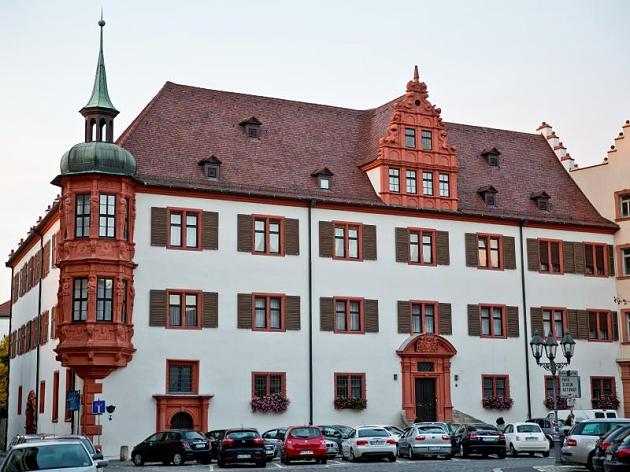 Blick auf den Eingang am Bischofshaus des Bistums Wurzburg.