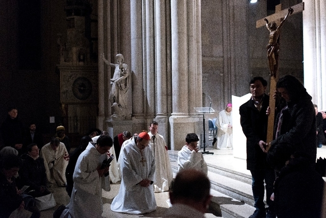 Le cardinal Barbarin, au centre, lors de la messe de vendredi saint, a Lyon. (Image - 25 mars 2016)