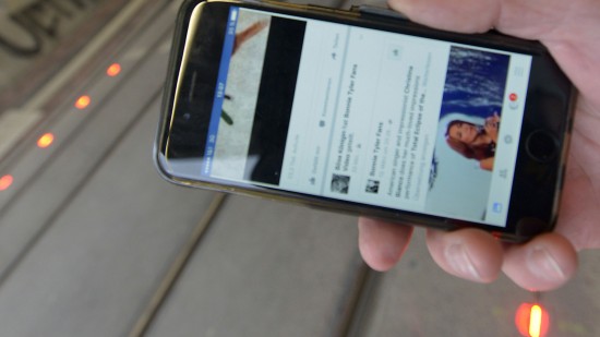 Sexuelle Gewalt im Alltag wird haufig fotografiert und ins Netz gestellt (picture alliance / Thomas Hosemann/Stadtwerke Augsburg)