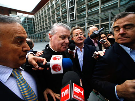 Der Priester John O’Reilly (2. v. l.) vor dem Gerichtsgebaude in Santiago de Chile