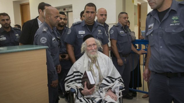 Rabbi Eliezer Berland covers himself with his prayer shawl at the Jerusalem District Court in Jerusalem on August 1, 2016.(Yonatan Sindel/ Flash90)