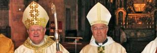 El todavia obispo de Mallorca, Javier Salinas, y su sucesor temporal, Sebastia Taltavull, en la Seu de Palma.