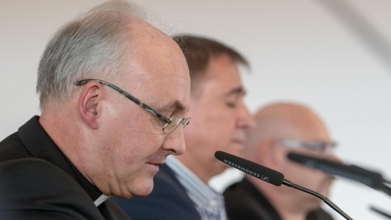 Der Bischof von Regensburg, Rudolf Voderholzer bei einer Pressekonferenz anlasslich des Missbrauchsskandals um die Regensburger Domspatzen. (picture alliance / dpa / Armin Weigel)