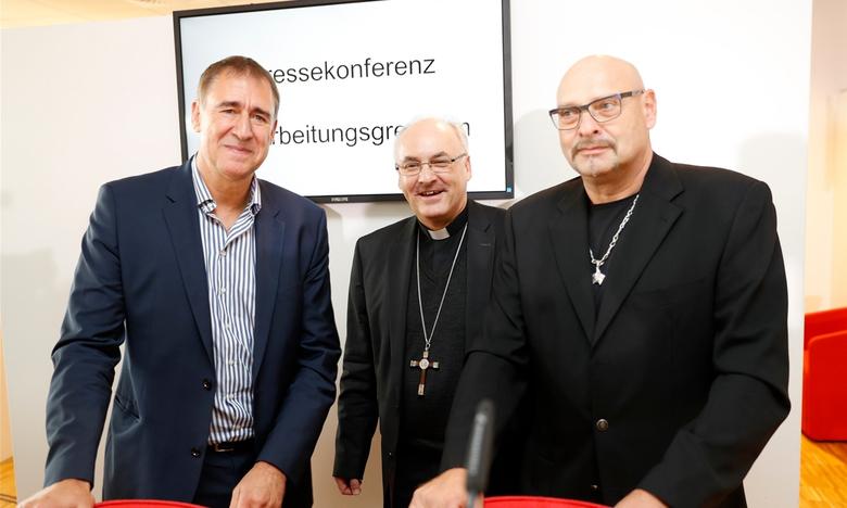 Bischof Voderholzer (M.) mit den Opfer-Vertretern Peter Schmitt (l.) und Alexander Probst, die gemeinsam an dem Konzept arbeiteten.Foto: altrofoto.de