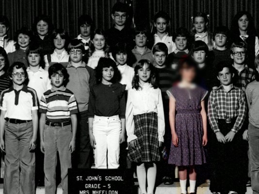 In 1983, in the school janitor’s office, the long-time school employee Chuck Siddons raped a 10-year-old student.