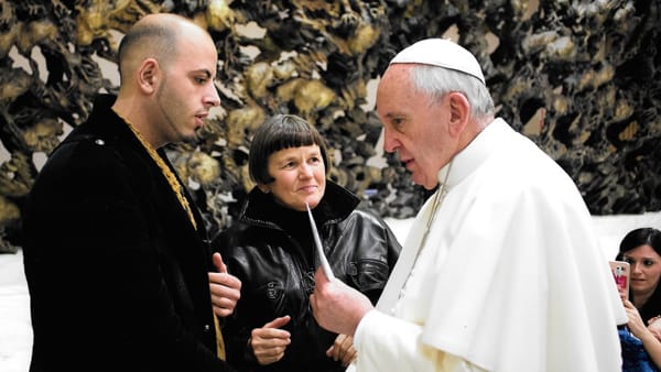 Papa Francesco riceve una lettera da una vittima degli abusi dell'istituto Provolo (foto fonte Rete L'Abuso Onlus)