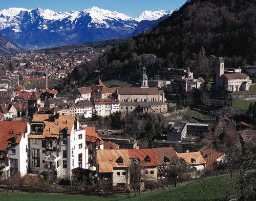 Chur mit der Kathedrale und dem Bischofssitz (Bild: Arno Balzarini / Keystone)