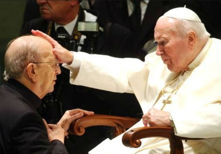 Juan Pablo II recibio varias veces en el Vaticano al sacerdote mexicano Marcial Maciel, fundador y dirigente de la orden de los Legionarios de Cristo. Luego de muchos anos de ocultamiento se comprobo que habia violado a decenas de ninos.