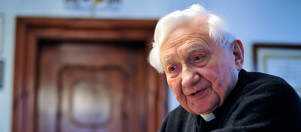 Georg Ratzinger, der Bruder des emeritierten Papstes Benedikt XVI., war von 1964 bis 1994 als Domkapellmeister Leiter des weltberuhmten Chors.