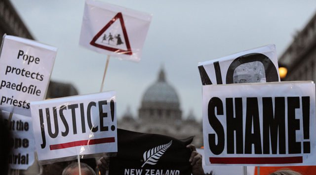 Opfer von Missbrauch in der katholischen Kirche protestieren vor dem Petersdom im Vatikan (Symbolbild).Foto: VINCENZO PINTO/AFP/Getty Images