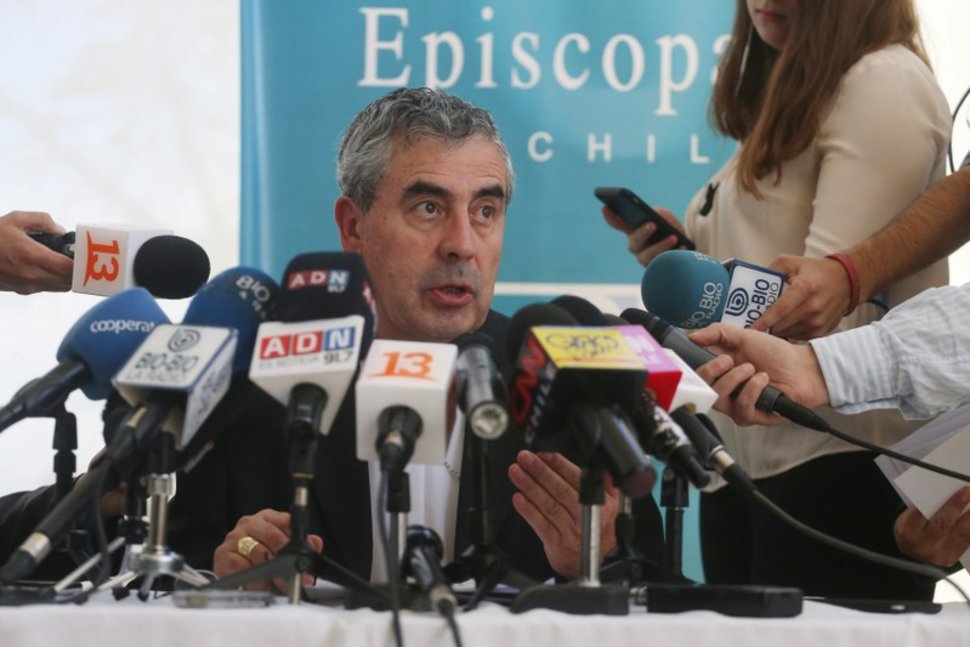 President of the Chilean Episcopal Conference, monsignor Santiago Silva, speaks to the media after receiving Pope Francis' letter stating, that the pope may summon Chile's bishops to Rome for a meeting on the country's sexual abuse crisis, in Punta de Tralca, Chile, April 11, 2018. REUTERS/StringerREUTERS