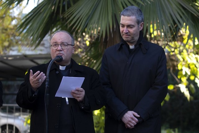 ENVOY. Archbishop of Malta Charles Scicluna (L) and Spanish priest Jordi Bertomeu (R) give a press conference at the Apostolic Nunciature in Santiago on June 12, 2018. Photo by Claudio Reyes/AFP