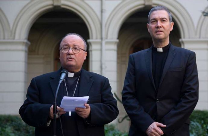 Archbishop Charles Scicluna (L) and Msgr. Jordi Bertomeu at a press conference at the Catholic University of Chile on June 13, 2018. (Credit: Claudio Reyes/AFP/Getty via CNA.)
