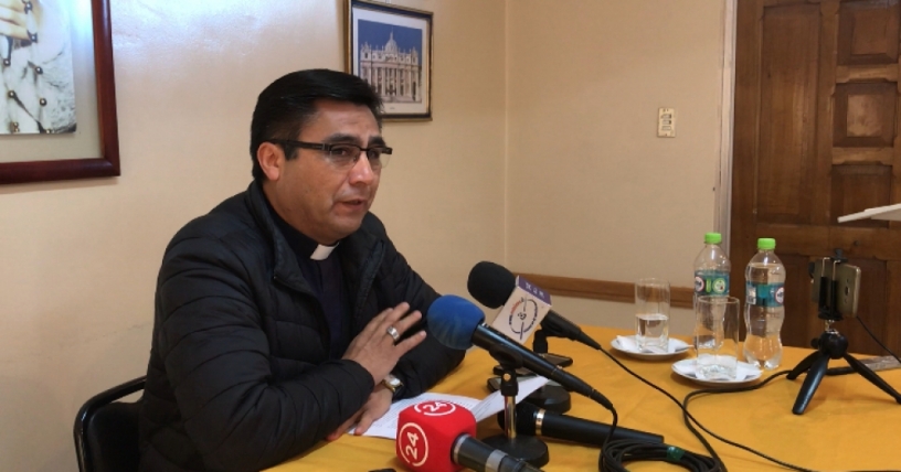 El obispo Oscar Blanco, por medio de un comunicado, senalo que decidio iniciar una investigacion para determinar la verosimilitud de los hechos, la cual estara a cargo de Humberto Ramirez.