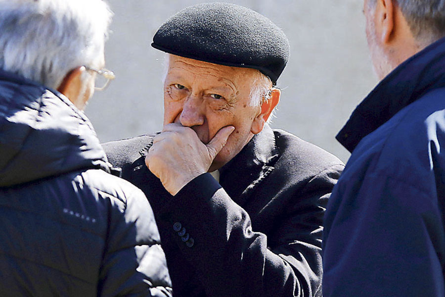 El arzobispo de Santiago, mediante un comunicado de prensa, indico que "los catolicos de Santiago y la gente de buena voluntad estamos llamados a acoger esta determinacion del Santo Padre".