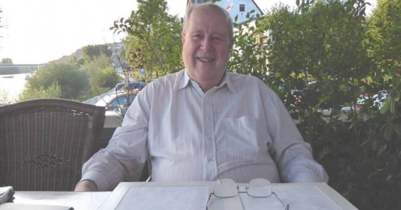 Mientras en Chile van surgiendo nuevos antecedentes en su contra, el obispo emerito de La Serena permanece en Alemania sin desarrollar “ninguna actividad debido a su deterioro fisico e intelectual", segun la Congregacion de los Padres de Schoenstatt a la que pertenece. Sin embargo, algunas imagenes de reciente data, difundidas por la Agrupacion de Laicos Juan XXIII de La Serena, lo muestran en un estado muy distinto y compartiendo con menores de edad.