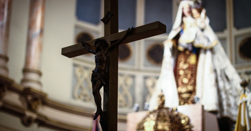 En un hermetismo infranqueable permanecen ocultos los casos en que, producto de una relacion afectiva, un sacerdote tiene un hijo con una mujer. La jerarquia de la Iglesia catolica chilena tiene una politica definida para abordar esa situacion. Se pueden encontrar diferencias en el tratamiento de un caso y otro, pero la norma es que se otorgue proteccion economica a los hijos de un religioso si es que sigue en el camino sacerdotal y, al mismo tiempo, se le instruye que se desvincule totalmente y para siempre del menor.
