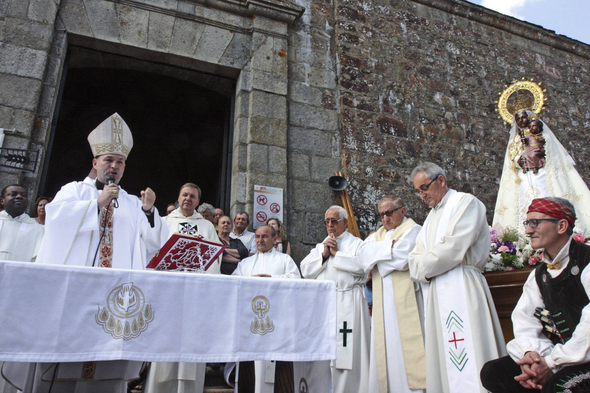 El obispo de Ciudad Rodrigo, Raul Berzosa, actualmente en retiro temporal por razones personales, en una misa en 2015 en el santuario de la Virgen de la Pena de Francia. EFE