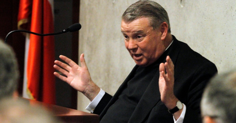 El influyente sacerdote de los Legionarios de Cristo vive horas clave, dado que un decreto de la Subsecretaria del Interior determino su expulsion de Chile una vez cumplidos los 4 anos de sentencia. Su abogado se aferra a una interpretacion, mientras el representante de las victimas sostiene que “no hay ninguna justificacion para que se mantenga en el pais".