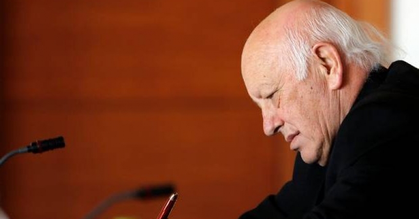 El papa Francisco finalmente acepto la renuncia del arzobispo de Santiago, imputado por el encubrimiento de casos de abuso sexual al interior de la iglesia. En su reemplazo fue nombrado el obispo Celestino Aos como administrador apostolico. Juan Carlos Cruz, uno de los denunciantes de Karadima, fue uno de los primeros en reaccionar sobre la determinacion, deseando lo mejor a la gestion del religioso entrante y haciendo un llamado a que el saliente prelado responda ante la justicia chilena "antes de escapar del pais".