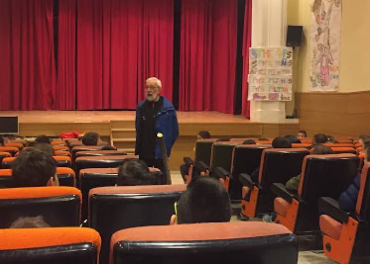 El sacerdote acusado, Marcelino Anton, durante una charla con menores en Mohernando (Guadalajara) en 2018.