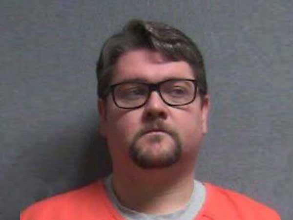According to investigators, the man gave himself on social networks for the girl, so that young people sent him intimate photos. After that, the priest wound up with them an active correspondence trying to convince of the need for a personal meeting.
