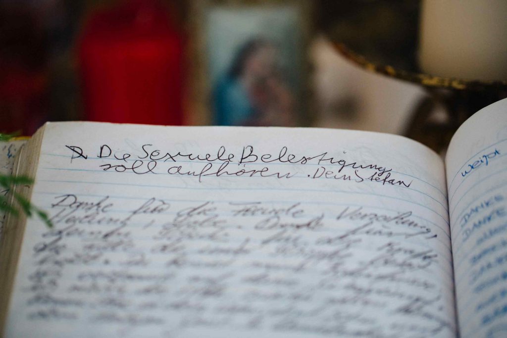Book of petitions in the chapel in Simetsbichl © Ivo Mayr/CORRECTIV