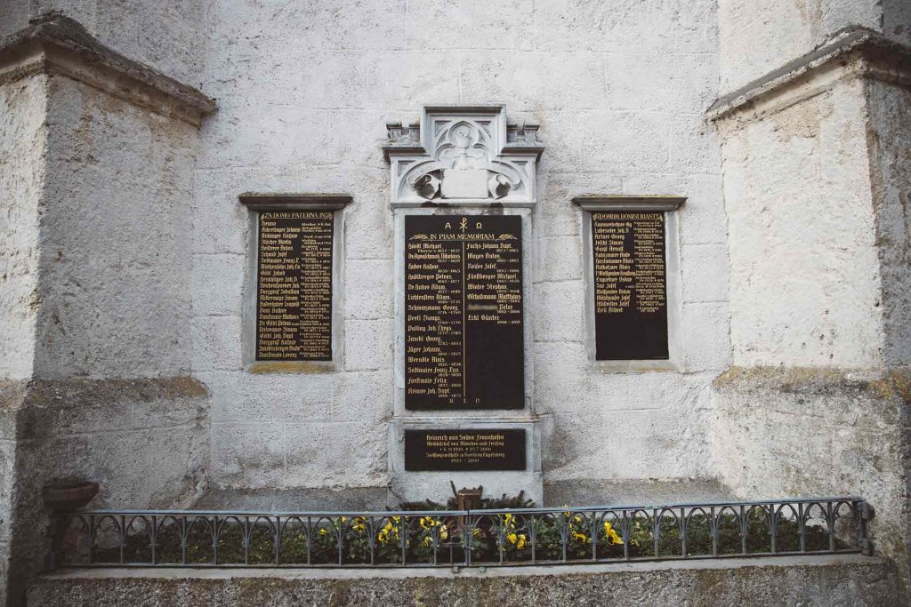 Golden marble tablet on the church wall in Engelsberg © Ivo Mayr/CORRECTIV