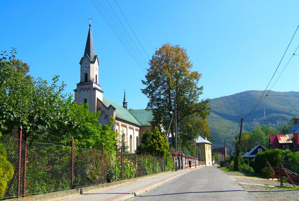 Janusz Szymik claims that between the years of 1984 and 1989 he was sexually abused almost 500 times by Fr. Jan Wodniak in the village of Miedzybrodzie Bialskie, Poland, about two hours southeast of Krakow. Pictured is the church in Miedzybrodzie Bialskie, St. Mary Magdalene parish, in 2007. (Wikimedia Commons/Petrus Silesius)
