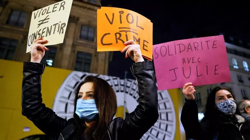 Feminist groups protest in Paris on November 18, 2020, after a French court retained the legal classification of "sexual infringement", in the accusation of three firefighters over relations with a 14-year-old minor, "Julie", in 2009. © Thomas Samson, AFP