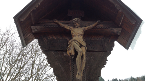 Gott schuzte unser Tal, steht unter dem Christuskreuz in Oberharmersbach. Von 1967 bis 1992 missbrauchte der Pfarrer dort uber 100 Jugendliche.