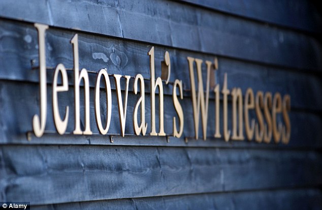 Jehova's Witnesses' response to child sex abuse allegations is better than other churches, but still 'deficient', an expert hired by the church said