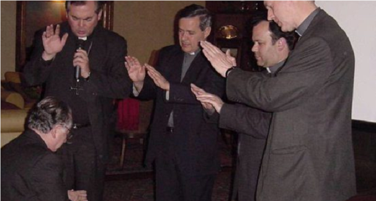 Fernando Karadima arrodillado | Twitter | James Hamilton