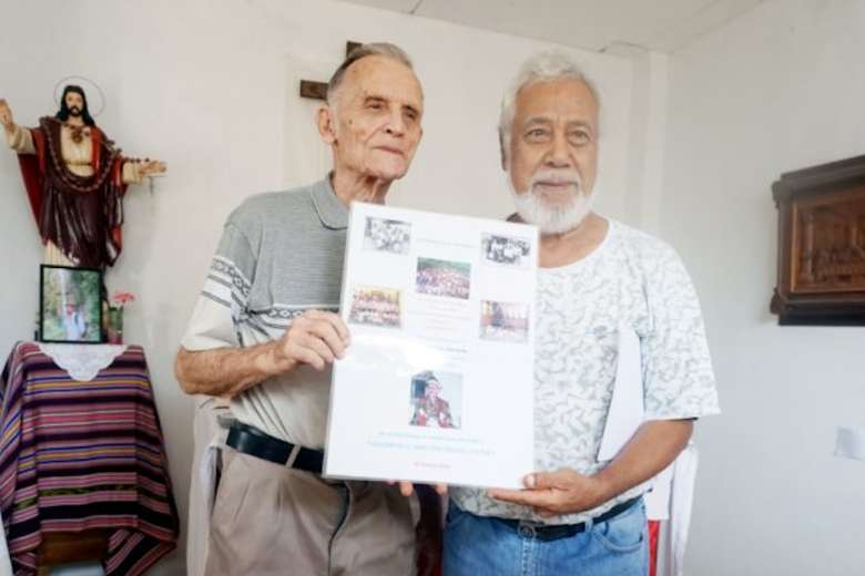 Former Timor-Leste president Xanana Gusmao (right) with Richard Daschbach, a former priest defrocked by the Vatican for child sexual abuse. (Photo: Twitter)