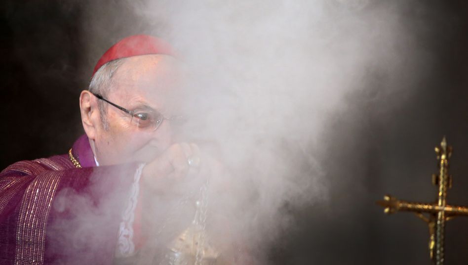 Cardinal Meisner at his farewell party in the cathedral (2014): The abuse report by the law firm Gercke Wollschläger incriminates deceased and living clerics Photo: Oliver Berg / picture alliance / dpa [Kardinal Meisner bei seinem Abschiedsfest im Dom (2014): Das Missbrauchsgutachten der Kanzlei Gercke Wollschläger belastet verstorbene und lebende Kleriker]