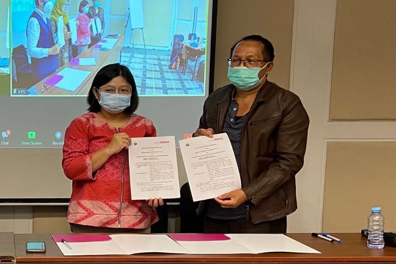 Andy Yentriyani, chairwoman of the National Commission on Violence Against Women, and Franciscan Father Vinsensius Darmin Mbula sign an MoU on April 8 to tackle sexual abuse in schools. (Photo supplied)