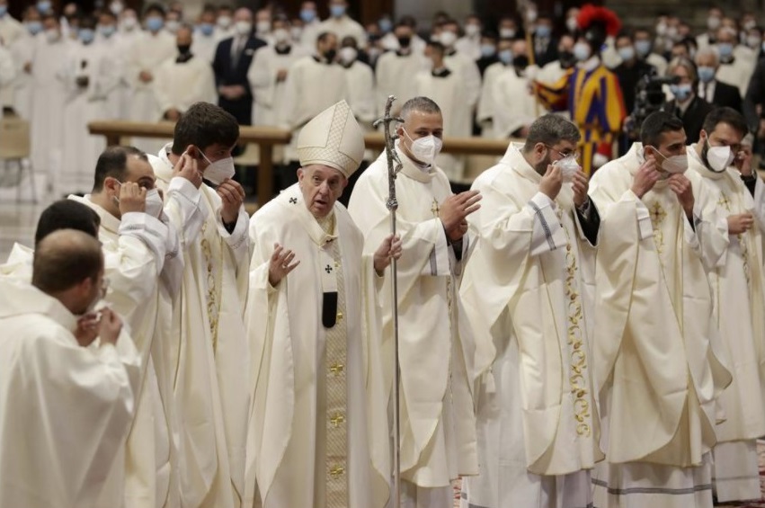 Pope Francis tells newly ordained priests to remove their face masks, used to curb the spread of COVID-19, for a group photo at the end of their ordination ceremony, inside St. Peter's Basilica, at the Vatican, Sunday, April 25, 2021. (AP Photo / Andrew Medichini)