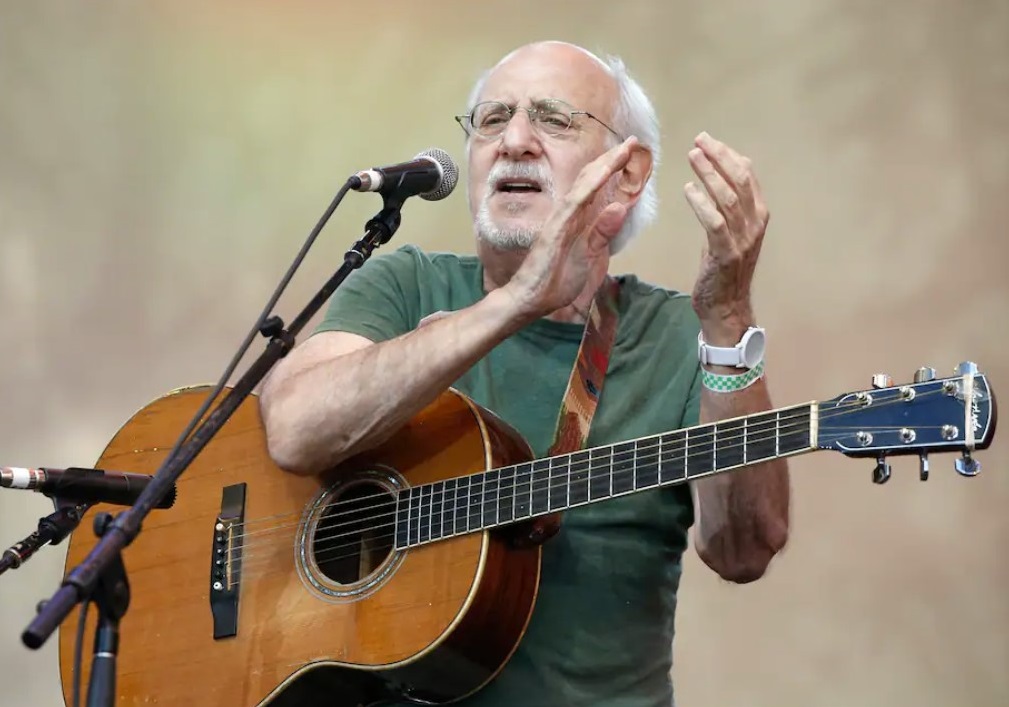 Peter Yarrow performs in New York in 2014 during a memorial tribute concert for folk icon and civil rights activist Pete Seeger. (AP Photo / Kathy Willens)
