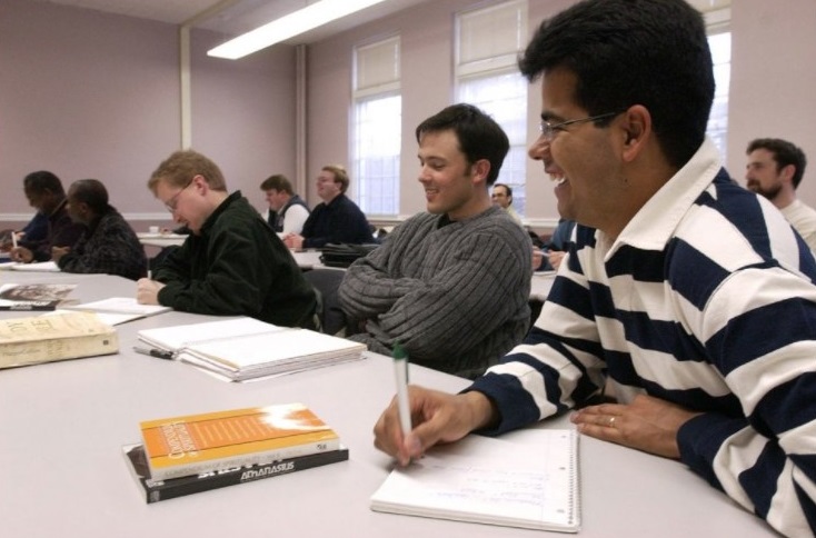 Seminarians attend a spirituality course at the University of St. Mary of the Lake/Mundelein Seminary in Mundelein, Ill., in this 2004 file photo. (CNS/Karen Callaway / Northwest Indiana Catholic)