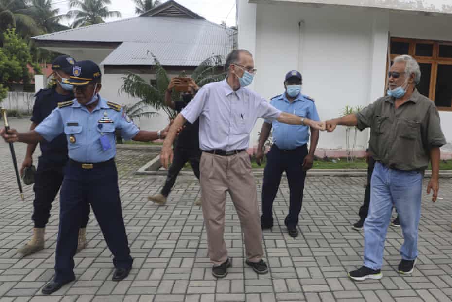 Xanana Gusmão, right, shows his support for Daschbach outside court. Photograph: Raimundos Oki / AP