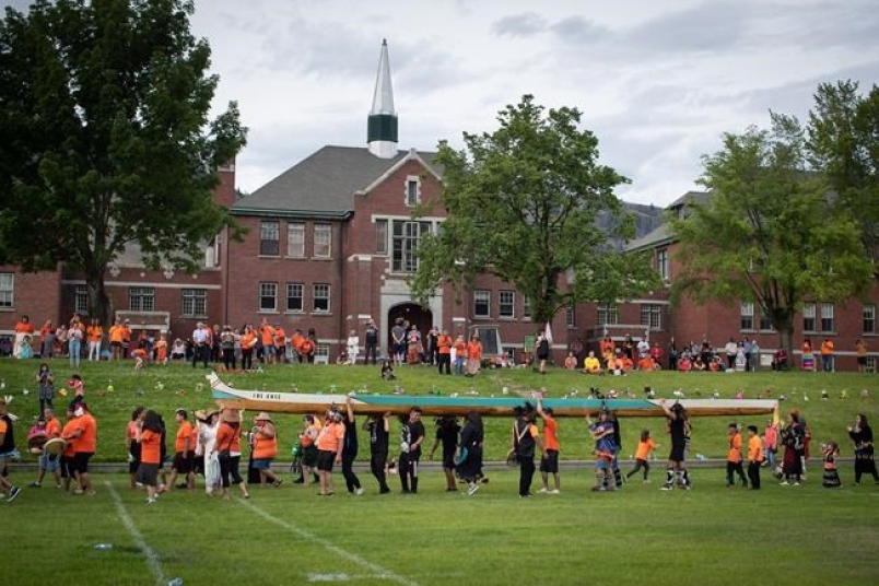 People from the Sto:lo Nation carry a canoe after a ceremony to lead their late ancestors from an unmarked, undocumented burial site back to their home, outside the former Kamloops Indian Residential School, in Kamloops, B.C., on Monday, May 31, 2021. The United Nations' human-rights special rapporteurs are calling on Canada and the Catholic Church to conduct prompt and thorough investigations into the finding of the remains of 215 Indigenous children at Kamloops B.C. residential school. Canadian Press / Darryl Dyck