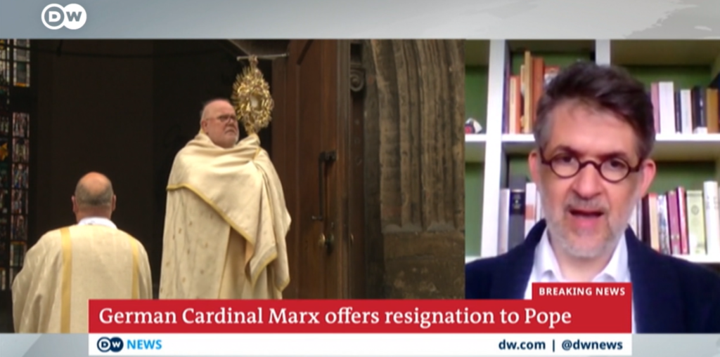 Cardinal Reinhard Marx and Commentator Martin Gak. Screenshot from the video report